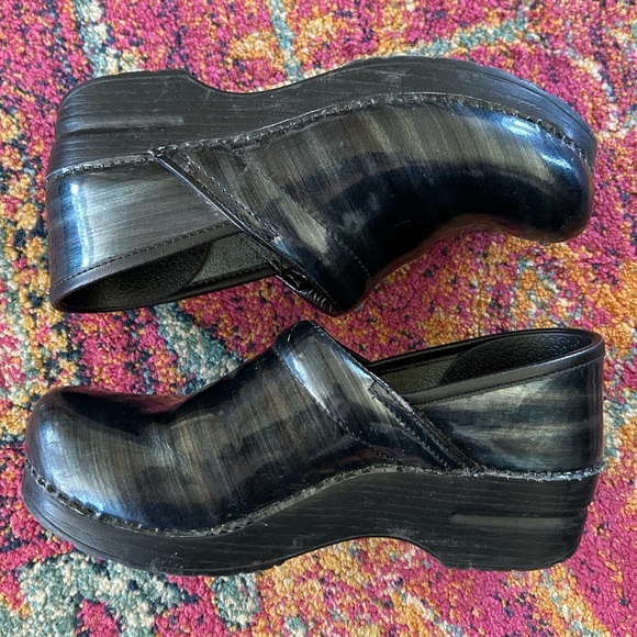 🔥Dansko | Women’s Black/Silver/Midnight Blue Ethereal Striped Leather Clogs sz 8 - Picture 4 of 12